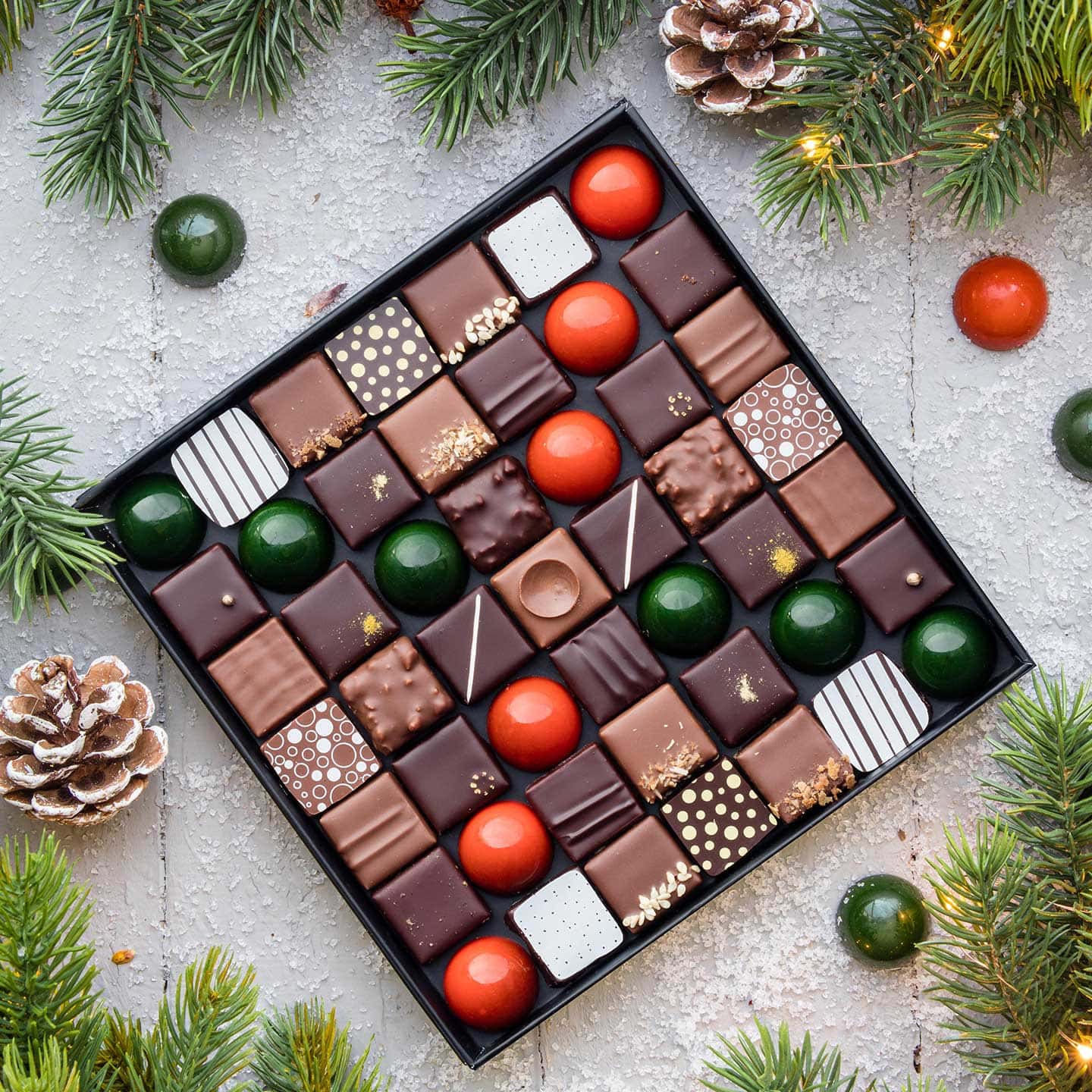Assortiment Chocolats Noir et Lait Noël 245g - 49 pièces