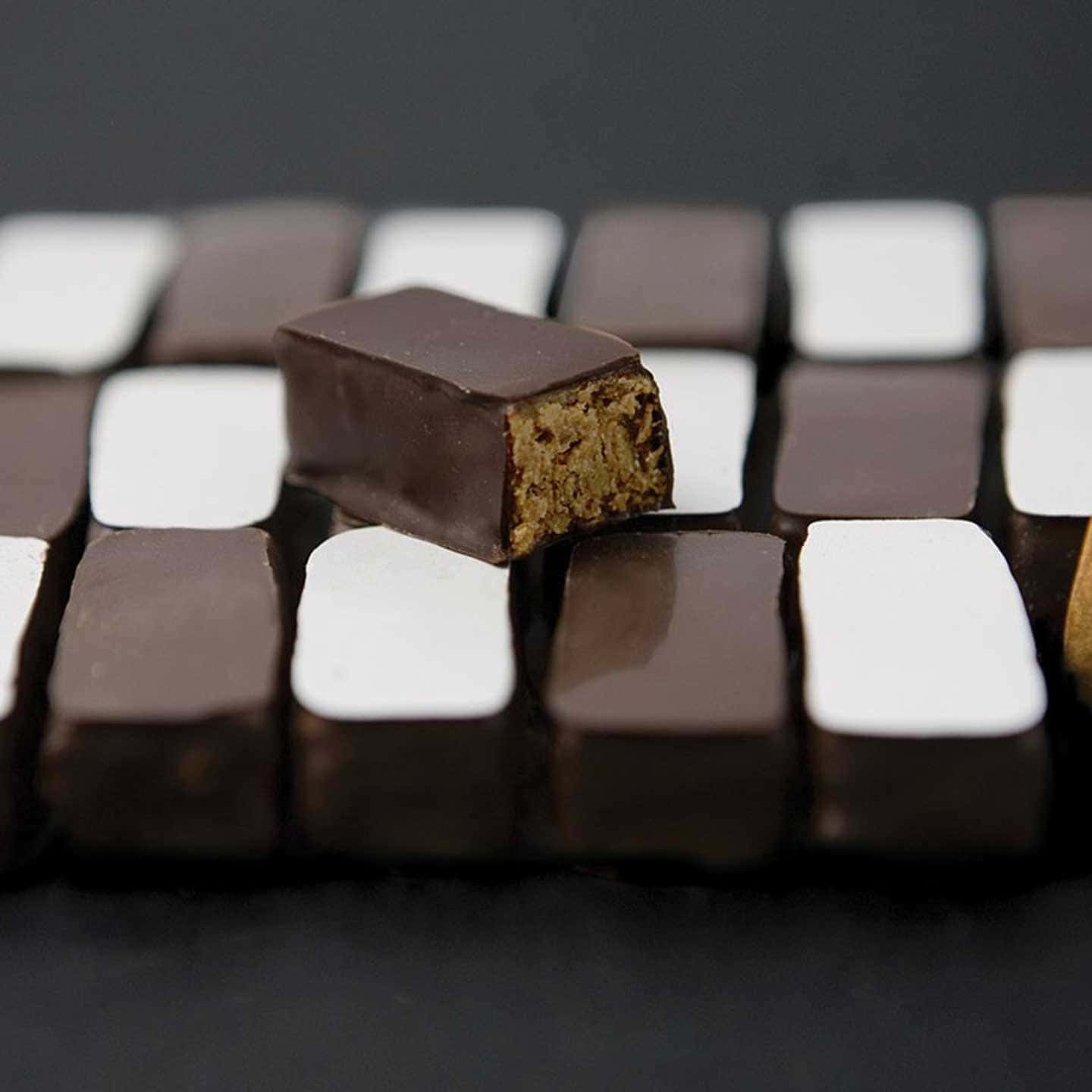 Pralinés Chocolat Noir Amandes Noisettes 70g - 10 pièces Pavé Massena