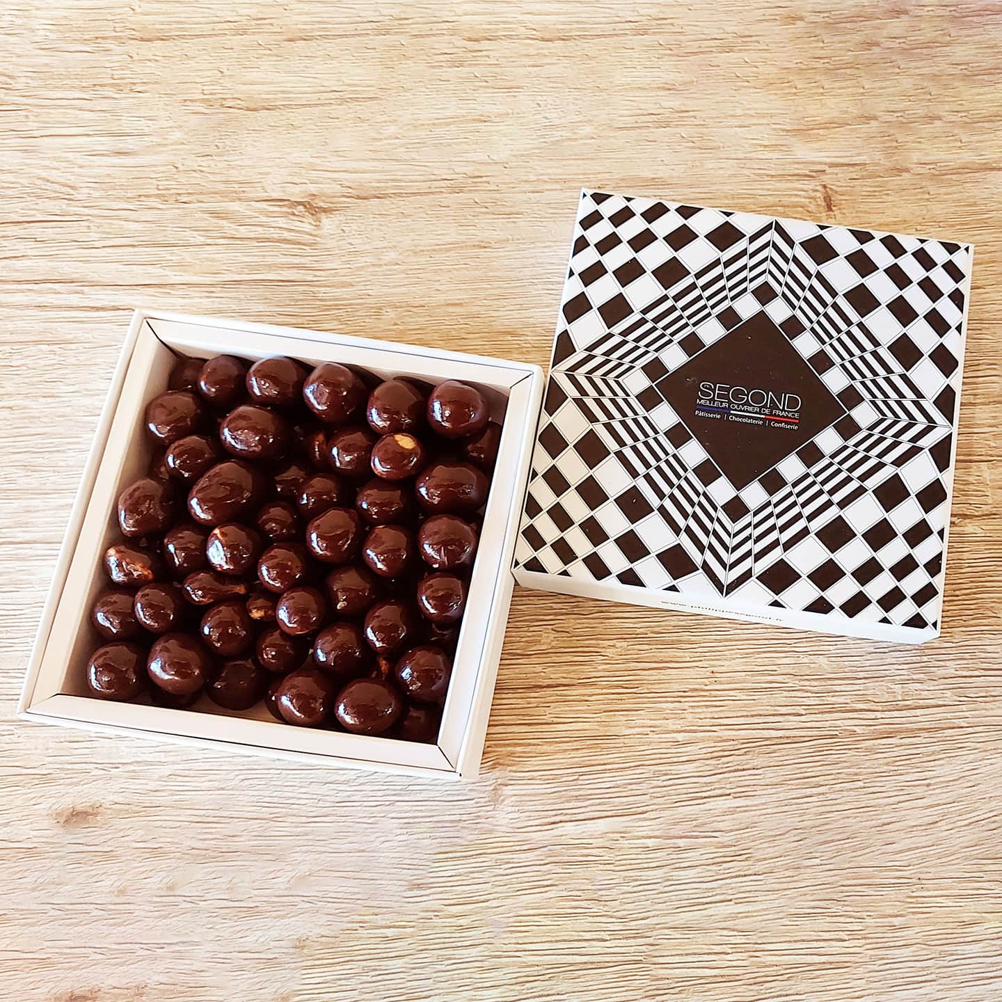 Noisettes enrobées Chocolat Noir 200g