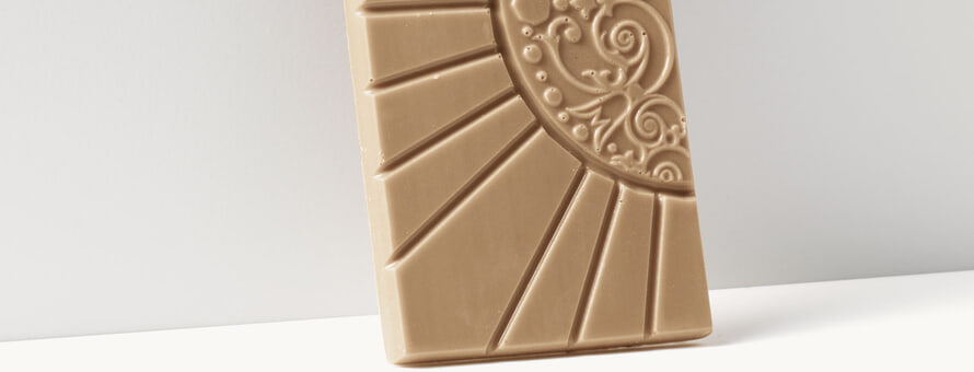 Weiße Schokoladentafeln, blonde Schokolade und andere Süßigkeiten