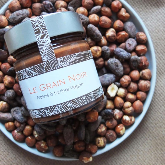 Aufstrich Dunkelschokolade & Haselnuss-Splittern Vegan Das Schwarze Korn 240g Aufstrich Dunkelschokolade & Haselnuss-Splittern Vegan Das Schwarze Korn 240g