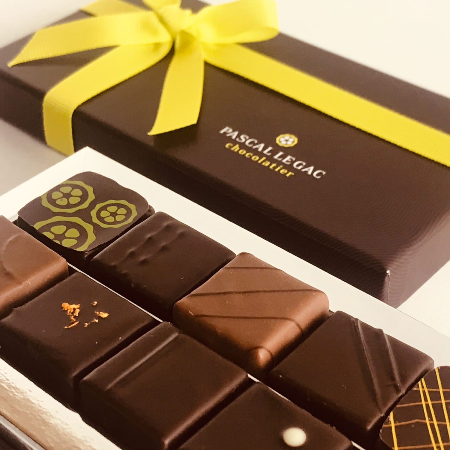 Assortiment Chocolats Pralinés Noir et Lait 145g - 18 pièces